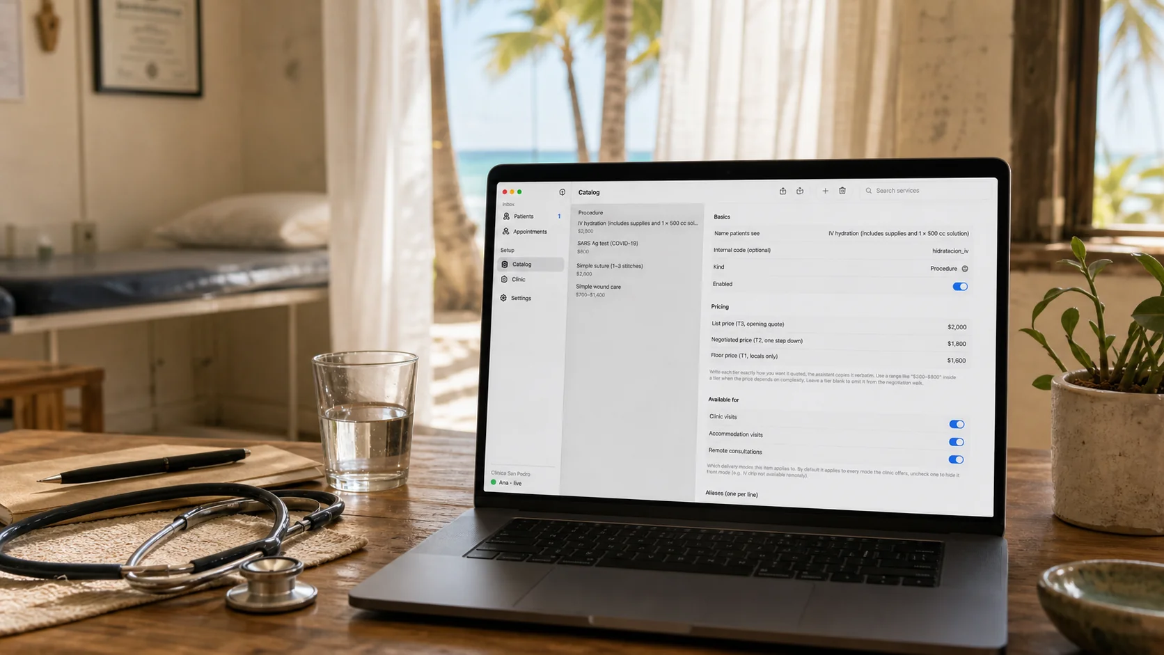 Interior de un consultorio en un pueblo costero mexicano, palmeras tras cortinas de lino, MacBook sobre el escritorio